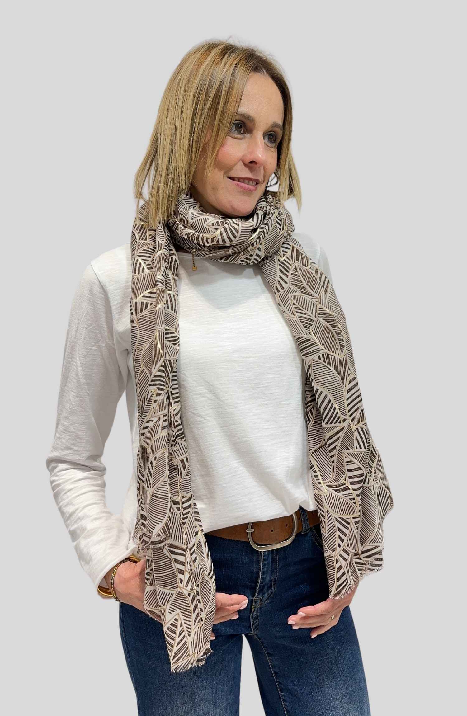 Imagen de Pañuelo Hoja Marron en Ananda Boutique